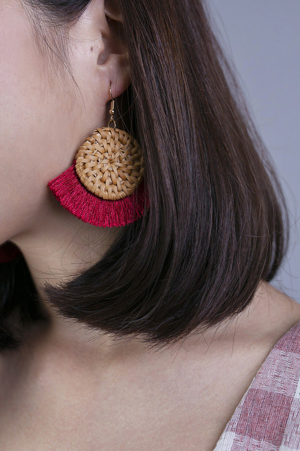 WINNY RATTAN WEAVE TASSELS EARRINGS (RED)